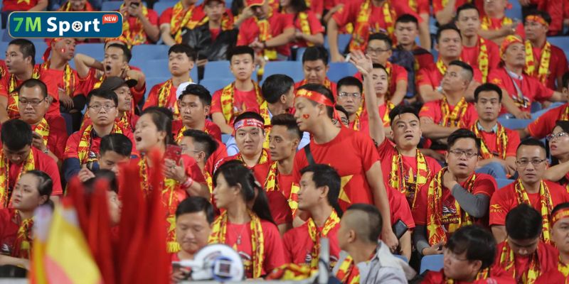 Nét đẹp văn hóa và sự hiếu khách lan tỏa khi người hâm mộ tặng nón lá cho bạn bè quốc tế